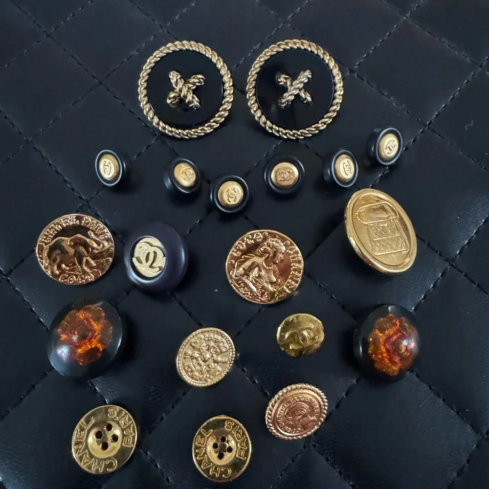 19 Authentic CHANEL Vintage Replacement Buttons - Picture 4 of 7